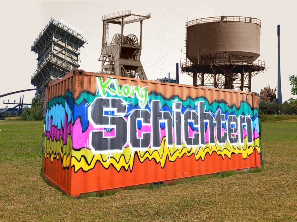 Ein Container mit der Aufschrift KlangSchichten vor Industrierelikten von Kokerei Hansa, Zeche Nordstern und dem Rheinpark Duisburg Montage: Thomas Machoczek